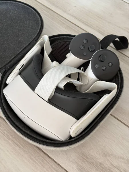 VR-шлем Meta Quest 3s в чехле