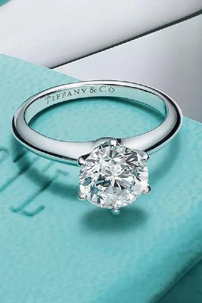 Платиновое помолвочное кольцо Tiffany с сертификатом