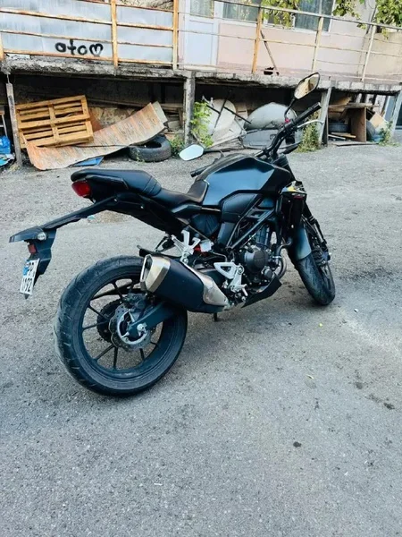 📃 Honda cb250r, куплен на японском аукционе пару лет назад, стоковый мопед, регулярная замена расходников, пробег 10400, было небольшое падение, есть пара царапин, в остальном классный аппарат для города.
