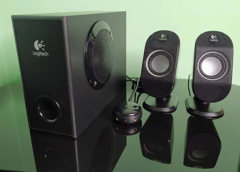 Logitech S-220.