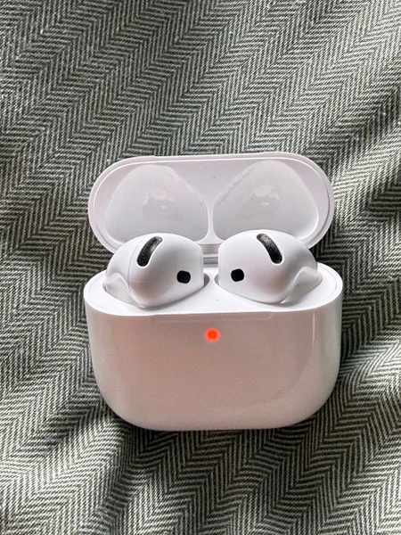AirPods 4 с активным шумоподавлением