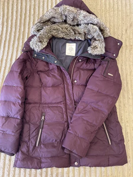 Пуховик Esprit Размер XL. Капюшон и меховый воротник отстёгиваюстя. Состояние идеальное.