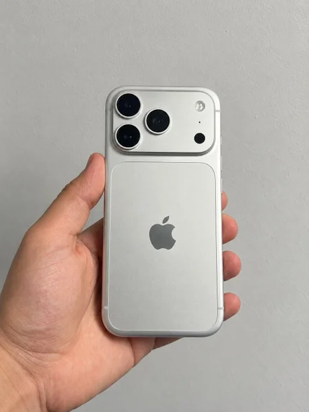 iPhone 18 Pro — SIM + eSIM