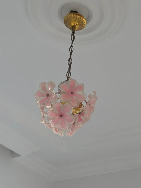 Люстра розовая