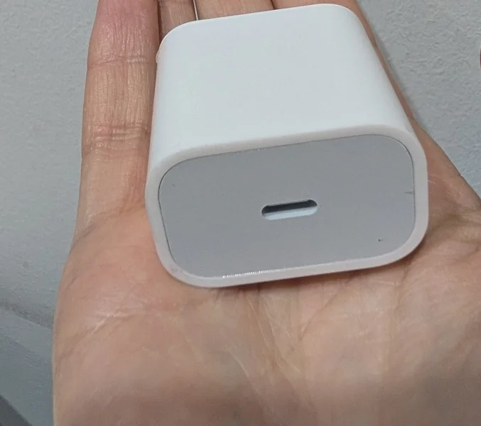 Абсолютно новый зарядный блок на 20W, подходит как для iPhone так и для других Android телефонов
