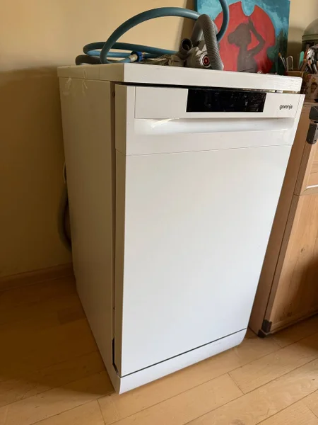 **Продаётся посудомоечная машина gorenje б/у, в отличном состоянии. Полностью исправна, работает без нареканий. Чистая, ухоженная, готова к использованию. В наличии все шланги и детали для подключения