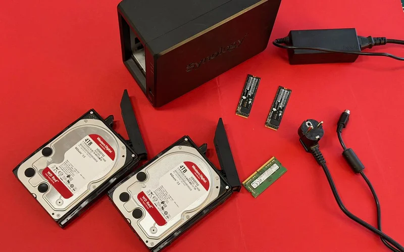 NAS **Synology 720+** в хорошем состоянии, в комплекте 2х**WD Red 4TB** как основные накомпители, 2x**WD Black SN750 500GB** NVMe SSD как SSD кэш и **8GB** планка оперативки (да, оффициально он 8 не поддерживает, но прекрасно с ней работает