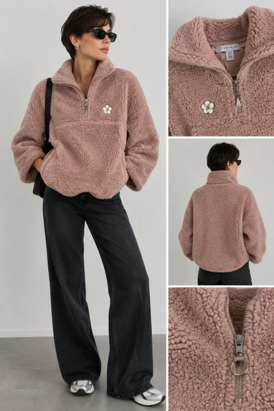 мягкую куртку-чебурашку (флис тедди) от Topshop. Нежный пудрово-розовый цвет. Модель оверсайз, воротник на молнии, нашивка-цветок. Идеально на осень и весну.