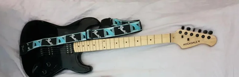 Классическая форма Strat с двумя хамбакерами, подойдёт для рока, хард-рока и металла. Гитаре 6 лет, дерево хорошо выдержано, играется отлично. Кленовый гриф. В комплекте хороший чехол и оригинальный ремень Fender.