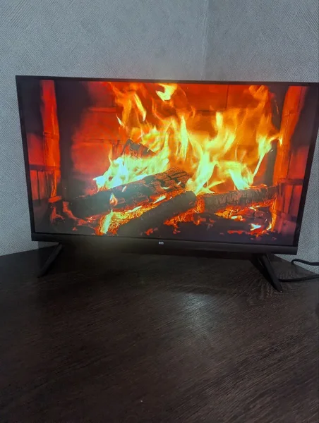 небольшой телевизор со встроенным смарт ТВ BBS 24BS8200. Телевизору всего пол года в идеальном состоянии..