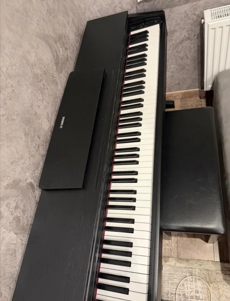 Электро пианино YAMAHA, в идеальном состоянии, всё работает. Красивое, в чёрном цвете, без царапин и следов использования. В комплекте идёт стул и подставка для нот