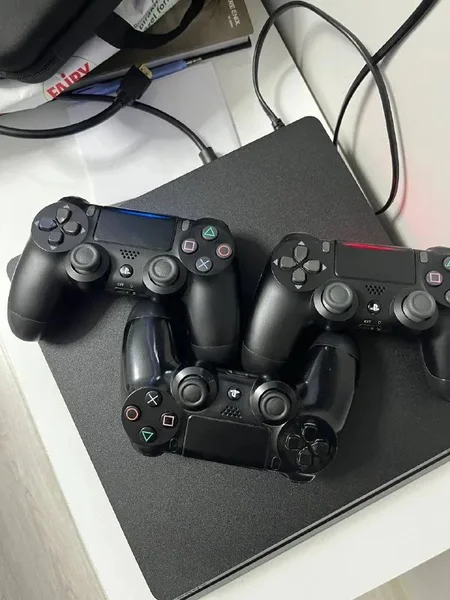 Игровая приставка PS4 Slim 1TB + 3 геймпада