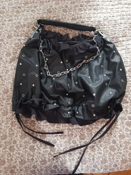 Сумка чёрная с заклёпками , из искуственной кожи. Upcycling, the only copy. Вместительная, стильная и очень эффектная! Впишется почти в любой стиль.