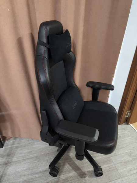 стильное и удобное игровое кресло BASAN.