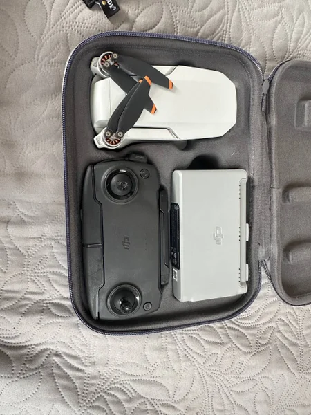 Квадрокоптер DJI Mini SE с запчастями