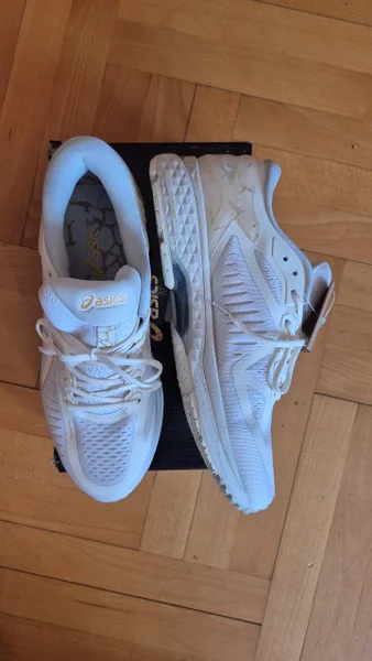 Абсолютно новые мужские кроссовки Asics, размер EU 43,5.