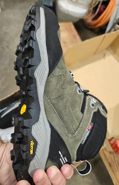 Кроссовки