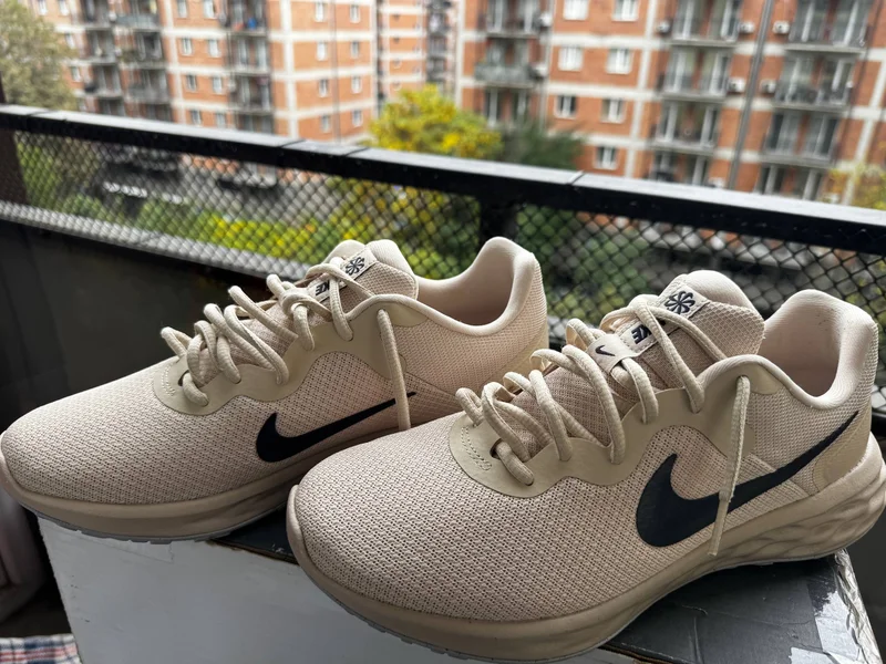 Кроссовки Nike размер 42.5 по мне скорее 42 ровно 42.1/3 новые можно сказать