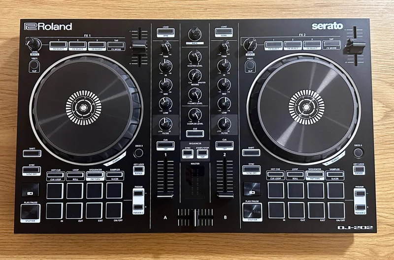 DJ контроллер Roland DJ-202