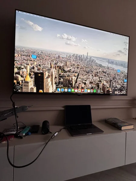 MacBook Pro с проводом HDMI и переходником