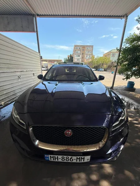 сдаю помесячно свою машину jaguar f space 700$ 2,0 дизель, автомат, красивый синий цвет, белый салон, телефон 511103121