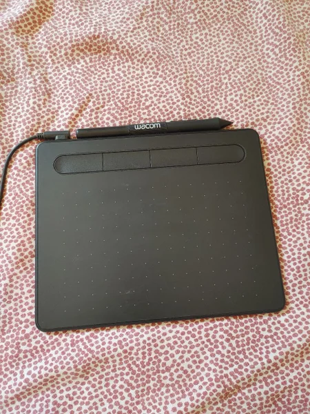 Графический планшет Wacom Intuos Small + 2 пары перчаток.