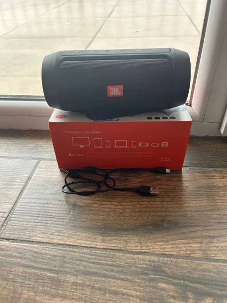 Портативная колонка jbl в отличном состоянии, полный комплект