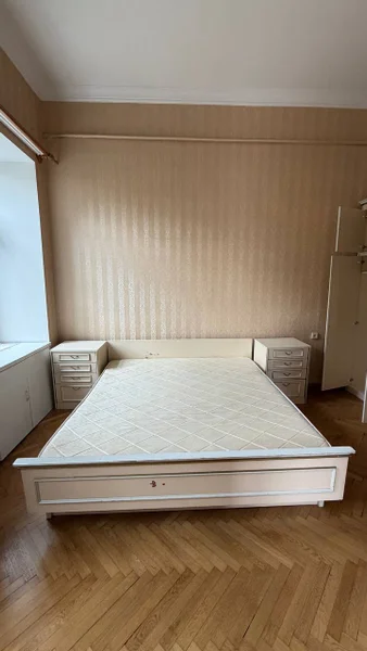 Кровать с матрасом 180х200