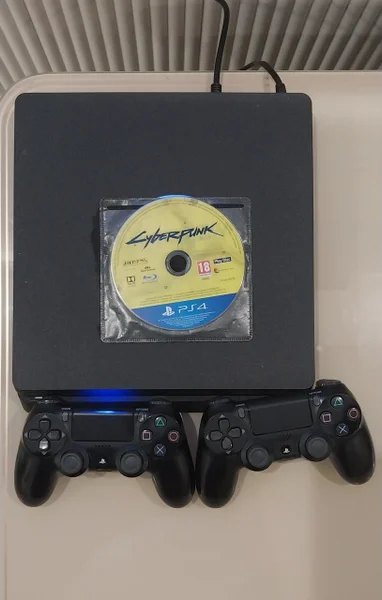 PS4 Slim 1TB с двумя геймпадами и играми