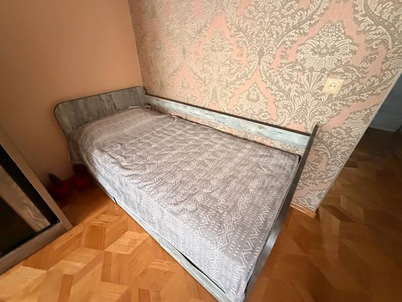 детскую кровать в очень хорошем состоянии 100/180 с выдвижными ящиками сбоку