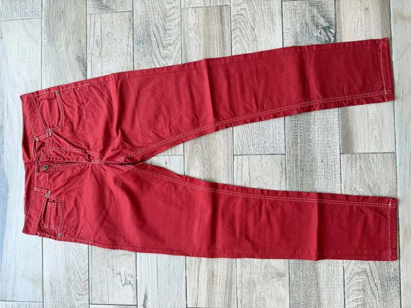 Брюки Montezemolo (Италия) 100₾. Премиальный итальянский бренд. Яркий бордовый цвет, качественный плотный хлопок с аккуратной контрастной строчкой. Состояние новых, покупались в Италии, надевались буквально пару раз.