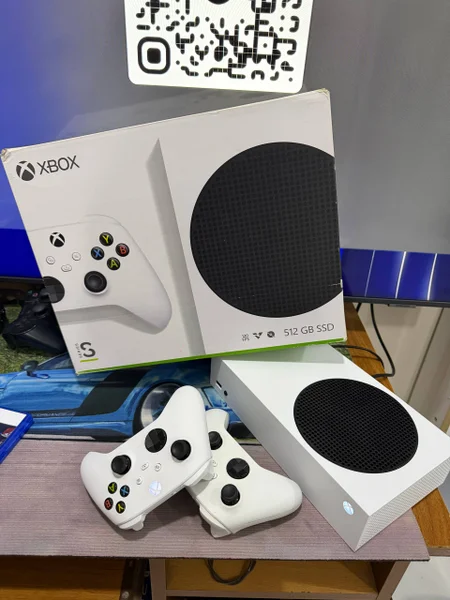 Xbox Series S 512GB с двумя джойстиками