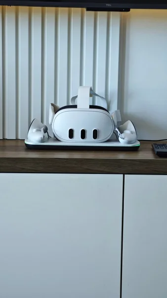 VR-шлем Meta Quest 3 с док-станцией