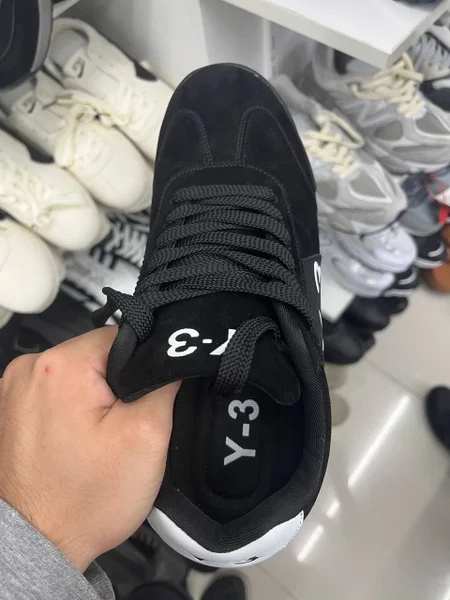 Кроссовки Adidas чёрные с оранжевым логотипом