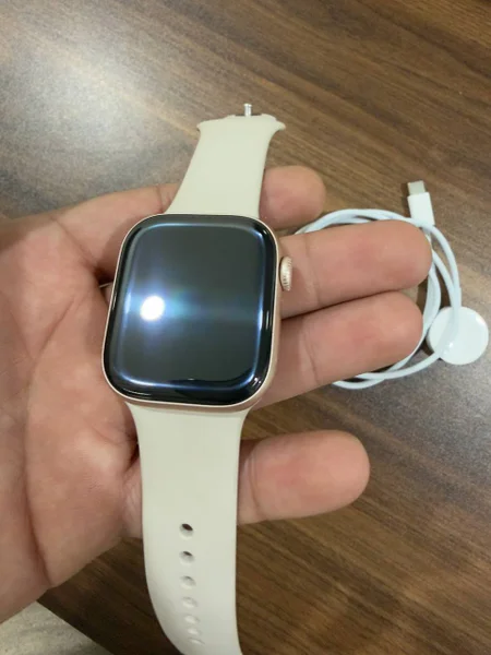 Мобильный телефон и плеер iPod