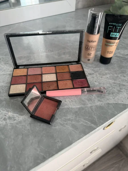 Набор косметики и пудра Maybelline