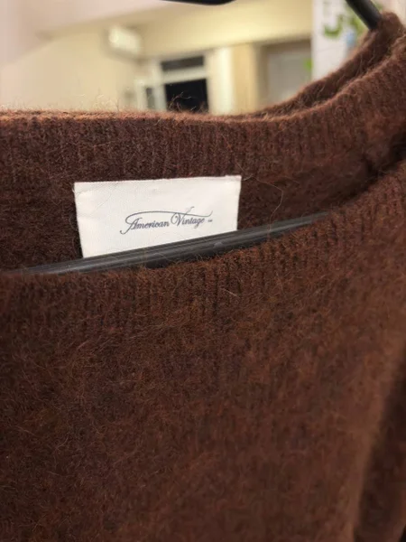 Свободный свитер бренда
