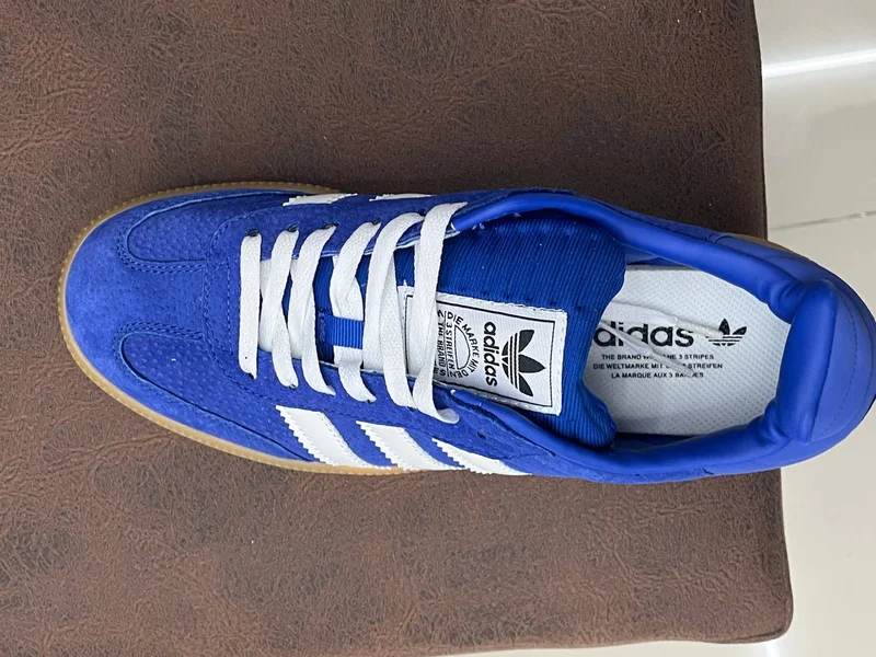 Кроссовки Adidas чёрные с оранжевым логотипом
