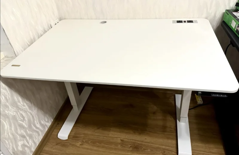 стол с электрической регулировкой высоты Cougar Royal 120 PURE Белый. Столом пользовались год, все работает идеально,единственный нюанс это небольшая потёртость на ножке(на фото видно), в целом стол в отличном состоянии и готов к продаже.