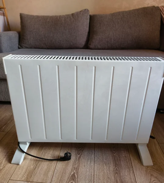 обогреватель / конвектор. 2000W, размеры примерно 70х45 см. Моментально разогревается, легкий по весу. Район метро сити / гранд молл.