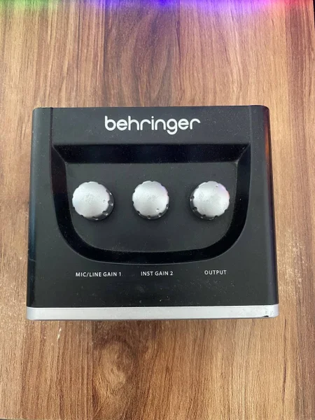 Звуковая карта Behringer UM2