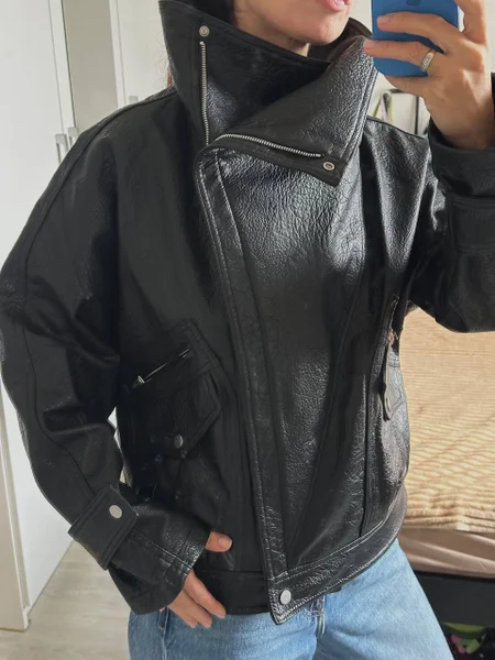 Новая эффектная куртка Zara экокожа XS. Заказывала с Греции. На меня всё равно велика. Отлично на рост выше 165см.