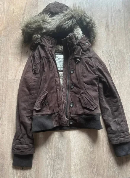 приталенная , коричневая меховая куртка abercrombie & fitch (мех отстегивается