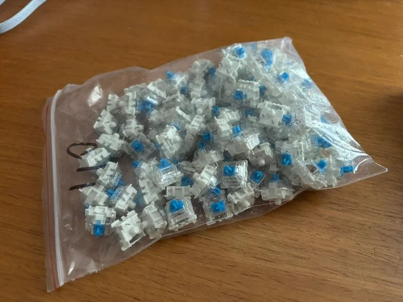 Свичи/switches/переключатели для механических клавиатур Gateron G Pro Blue (тактильные, щелкающие), 110 штук.