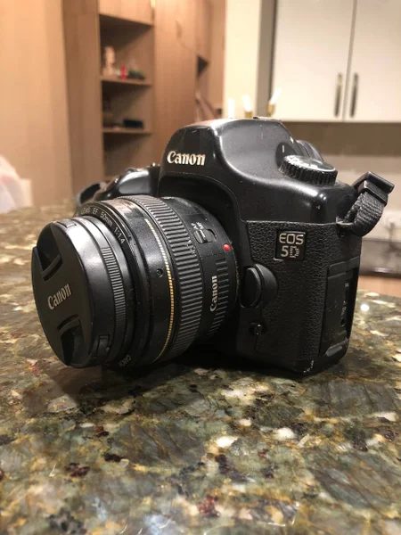 Фотоаппарат Canon EOS 5D с объективом 50mm f/1.4