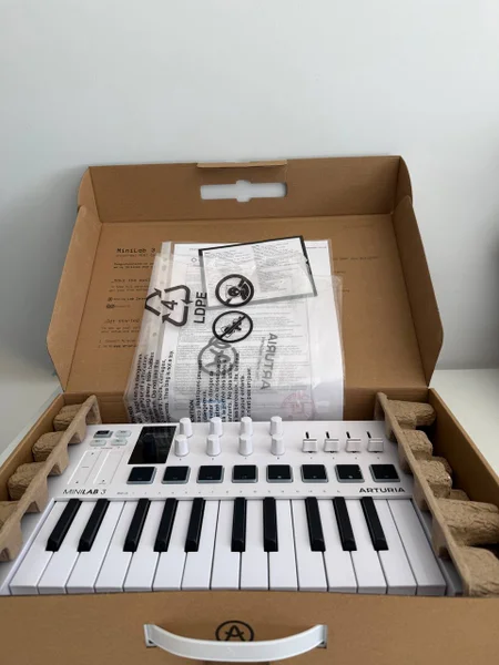 Arturia MiniLab 3 MIDI клавиатура