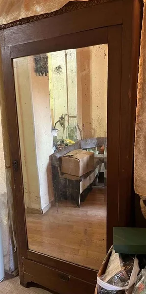 Деревянный шкаф для одежды (шифоньер
