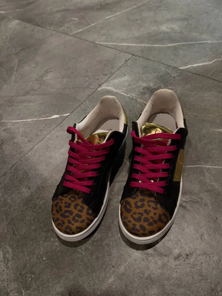 Кроссовки guess