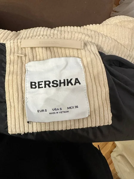 Утеплённая вельветовая куртка Bershka, размер S, светло-бежевого цвета. Свободный крой, высокий воротник, молния и кнопки, два боковых кармана, утяжки снизу. Хорошее состояние. Единственный нюанс — немного отпоролась внутренняя бирка с логотипом.