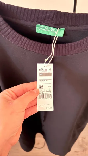 Платье черное Benetton новое с биркой. Посередине шов, короткие рукава, плотная ткань, длина выше колена